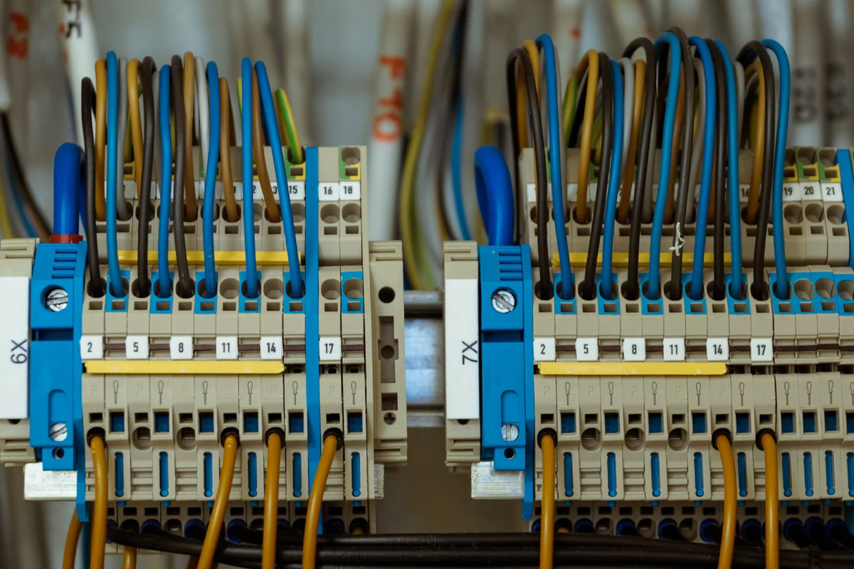 خدمات التركيبات الكهربائية